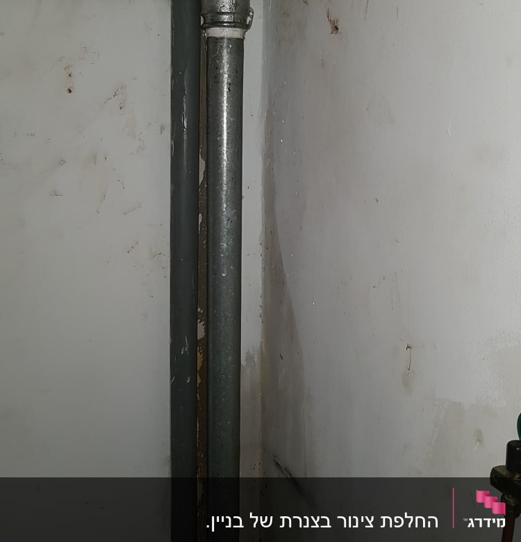 צינור מתכת עם מד מים וחיבורים